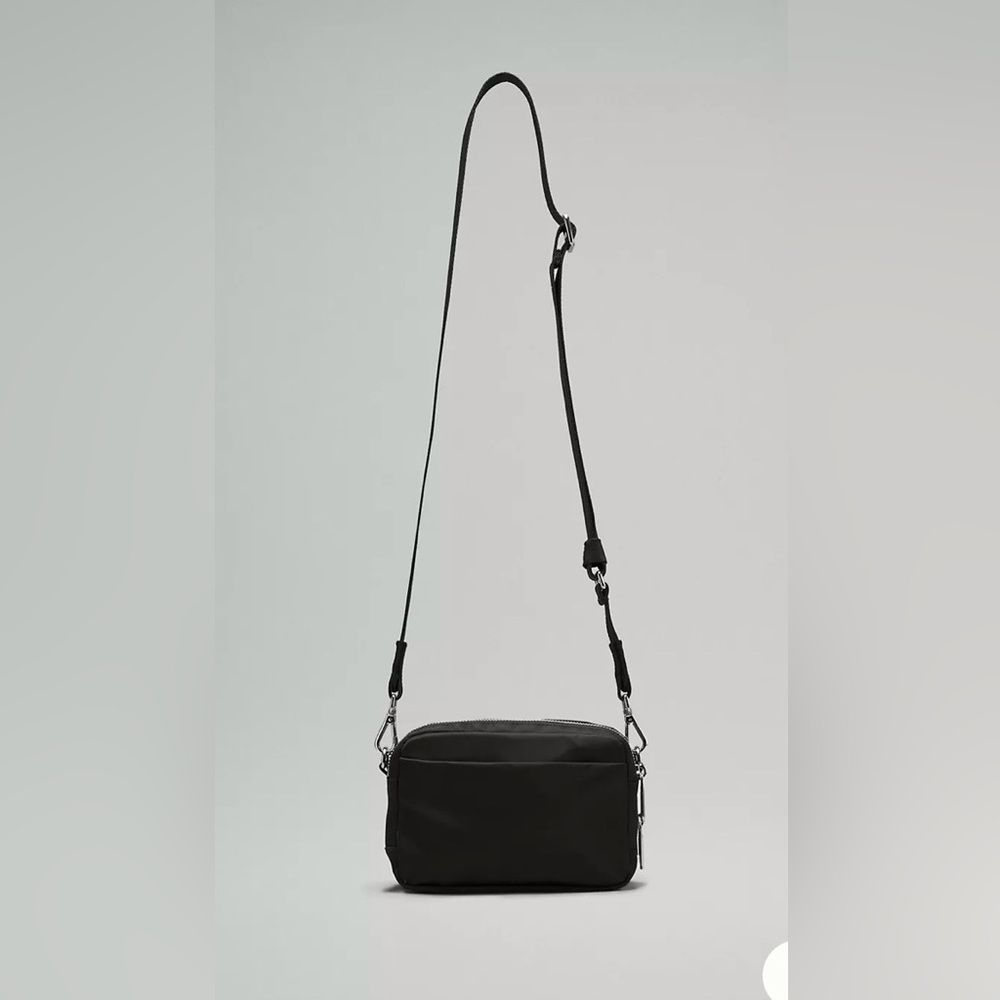 Lululemon Everywhere Crossbody Bag 2L
Metal Hardware - Picture 5 of 5